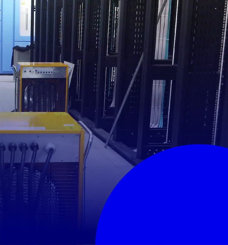 En belastningsbank er en teknisk enhed, der bruges til belastningstest for at kontrollere udstyrsydelsen i serverrum og andre kritiske systemer.